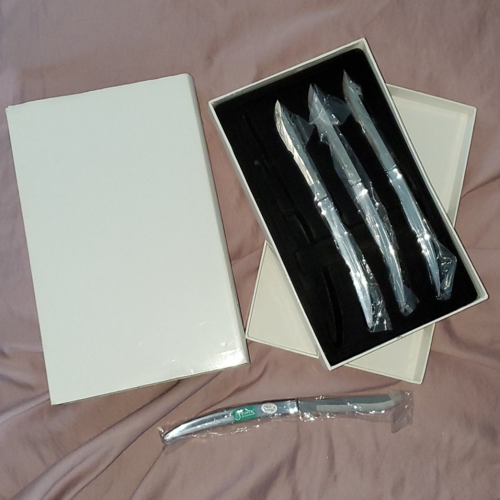NIB Towle Leisure set of 4 steak knives
